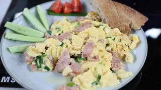 Tradycyjna jajecznica na kiełbasie