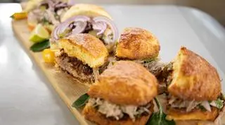 Bułka z szarpaną wieprzowiną