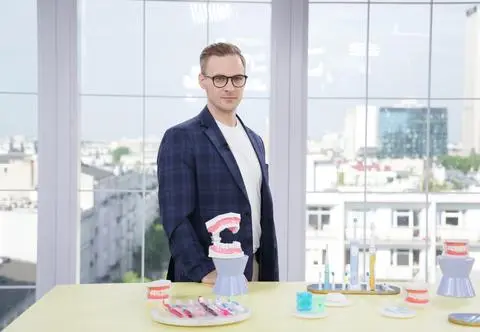 Zęby trzeba myć przed czy po śniadaniu? Dentysta rozwiewa wątpliwości 