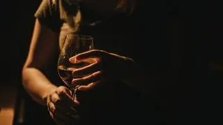 Wypiła dużą ilość alkoholu w bardzo krótkim czasie. Zadławiła się swoimi wymiocinami. 