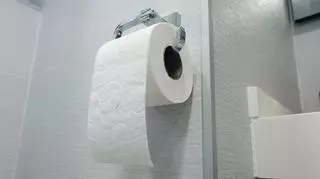 Dyrektor szkoły usunął papier toaletowy z łazienek dla uczniów. Tak chce walczyć z wandalami