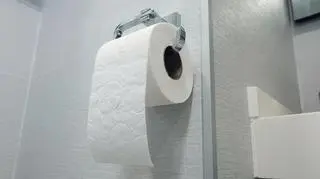 Dyrektor szkoły usunął papier toaletowy z łazienek dla uczniów. Tak chce walczyć z wandalami