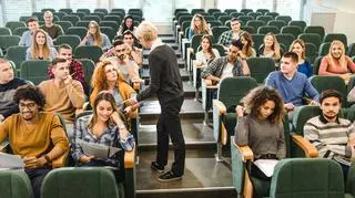 Dziecko studentki zaczęło płakać podczas zajęć. Zachowanie profesora zadziwiło uczestników wykładu
