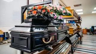Co dzieje się z ciałem po śmierci? Pracownik domu pogrzebowego: "Staramy się przywrócić wygląd kosmetyczny"
