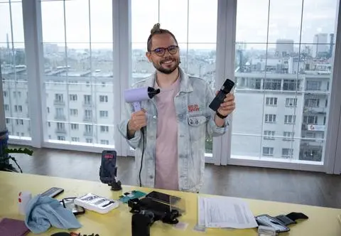 Telefon na wakacjach potrzebuje dodatkowej ochrony. Jak zabezpieczyć go przed uszkodzeniem?