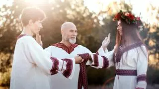 Dlaczego pary decydują się na ślub słowiański? "Jak widzą coś takiego, to też chcą"