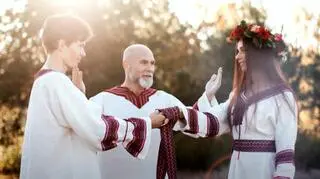 Dlaczego pary decydują się na ślub słowiański? "Jak widzą coś takiego, to też chcą"