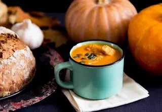 Zupa krem z dyni i pomidorów z pieczoną gruszką według Magdy Gessler. Przepis na pyszną jesień