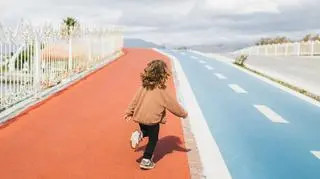 Mały chłopiec płakał i biegł wzdłuż torowiska. Wysiadł z tramwaju bez mamy