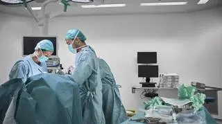 Kobieta po operacji plastycznej zmarła z powodu "mięsożernej choroby". Lekarze umywają ręce 
