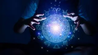 Symbole znaków zodiaku w świetlistym kręgu. 