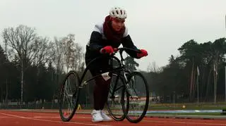 "Urodziła się w zamartwicy". Mimo czterokończynowego porażenia, Miriam bije rekordy świata w bieganiu na rowerze