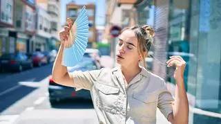 kobieta, której jest gorąco 