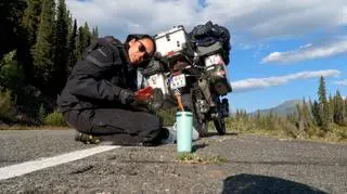 Natasza Caban przemierza Alaskę motocyklem. Co je w podróży?