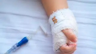 4-miesięczna dziewczynka w szpitalu, rodzice usłyszeli zarzuty. Miała liczne złamania i obrażenia