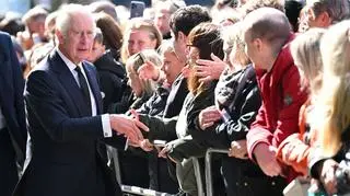 Król Karol III i książę William wyszli do poddanych zgromadzonych pod Westminster Hall