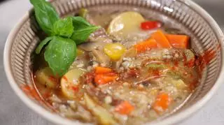 Warzywna zupa, z kaszą i wołowiną