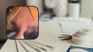 Stylizuje rzęsy za pomocą pasków z włosia norek