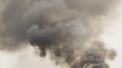 Potężny dym w hali w Wólce Kosowskiej