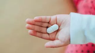 Popularne leki dla dzieci z zakazem sprzedaży. Wskazano konkretne partie  