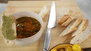 Wiosenna zupa warzywna z pomidorkami i pesto bazyliowym 
