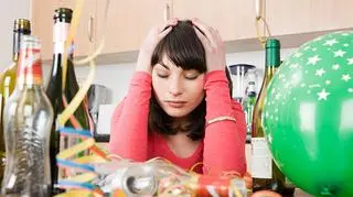 Skuteczne sposoby na kaca. Czy tłuste potrawy złagodzą skutki picia alkoholu?