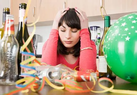 Skuteczne sposoby na kaca. Czy tłuste potrawy złagodzą skutki picia alkoholu?