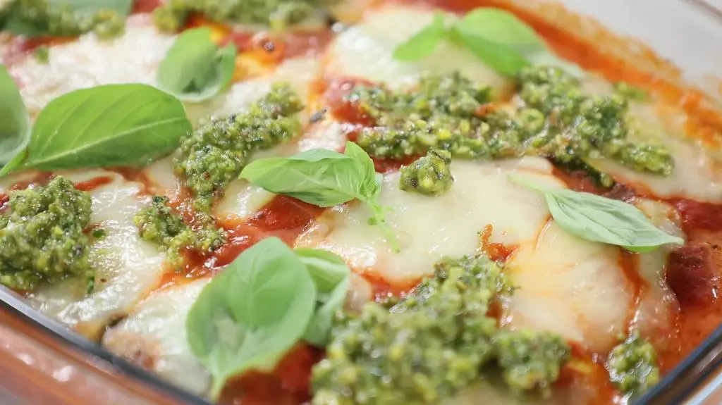 Parmigiana z cukinii, z mozzarellą i pesto pistacjowym