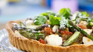 Tarta z cukinią, szparagami i kolorowymi pomidorkami