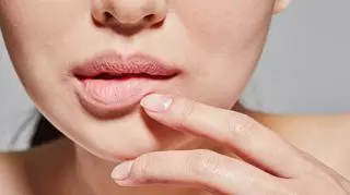 Jak zregenerować suche i popękane usta? Z pomocą przychodzą domowe zabiegi pielęgnacyjne