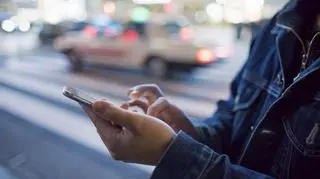 Osoba sprawdzająca coś w telefonie