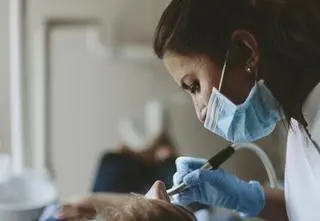 Białe plomby dla wszystkich w ramach NFZ. Oto lista usług stomatologicznych, za które nie trzeba płacić 