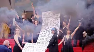 Protest na czerwonym dywanie w Cannes: 129 imion zamordowanych kobiet i czarny dym
