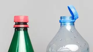 Dlaczego plastikowe nakrętki są przymocowane do butelek? Wyjaśniamy