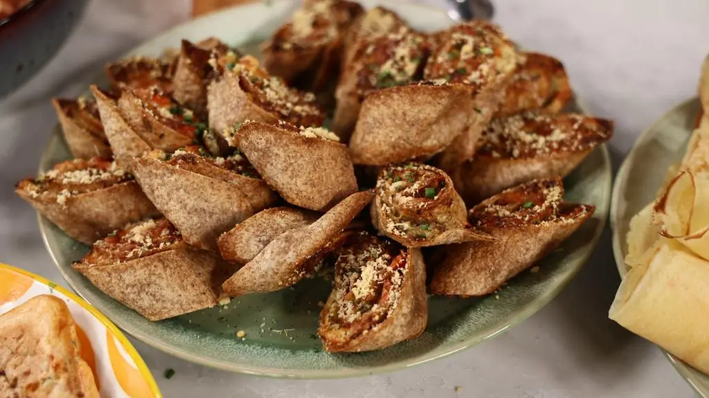 Pieczona tortilla z brokułem, serem i sosem jogurtowym
