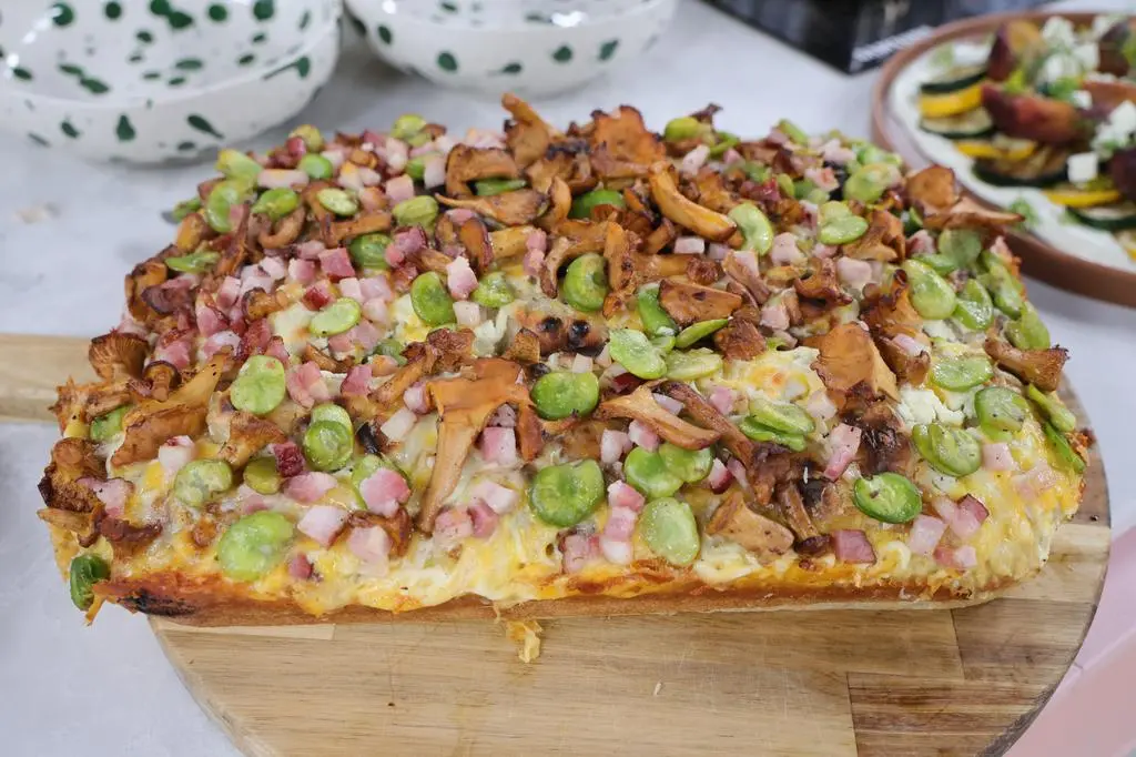Pizza na grubym cieście, podwójny ser, bób i kurki