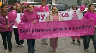 Przeszedł Marsz Różowej Wstążki. "Im szybciej się zbadamy, tym większe szanse mamy, że uda się nam wyleczyć"