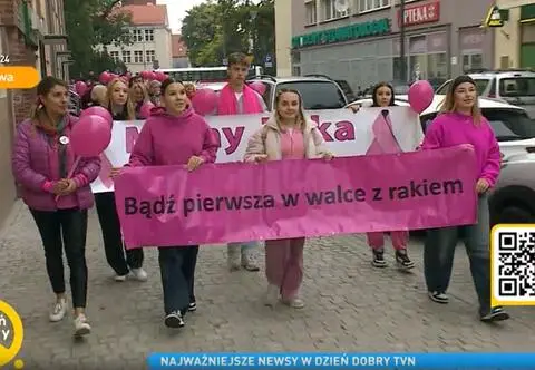 Przeszedł Marsz Różowej Wstążki. "Im szybciej się zbadamy, tym większe szanse mamy, że uda się nam wyleczyć"