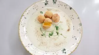 Smażone żółtko z fondue Parmigiano Reggiano i pędami grochu - przepis Cristiny Catese