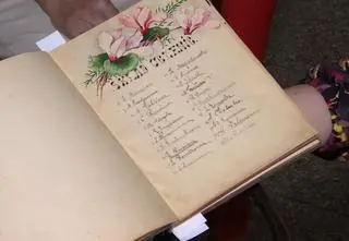 Pamiętnik sprzed stu lat trafił do muzeum. "Ożyją w nas miłe i często wesołe wspomnienia"