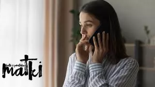 Nastolatka rozmawiająca przez telefon