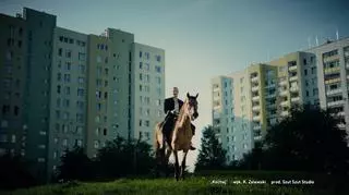 Krzysztof Zalewski w nowym teledysku jeździ na koniu. "Podmiot liryczny operuje obrazami"