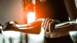 Ćwiczenia na gryfie mocno łamanym - podstawowe chwyty