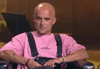 Artur Rojek: "Przez 30 lat funkcjonowania na scenie, myślę, że z jakieś 50 razy to rzucałem"