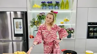 Sałatka z wędzonym pstrągiem, jajkiem i ogórkiem małosolnym w sosie curry z przepisu Darii Ładochy