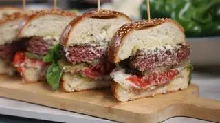 Burger wołowy z serem cheddar, piklami i majonezem truflowym