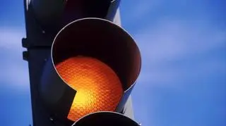 Mandat za przejazd na żółtym świetle. W jakich przypadkach można go dostać i ile wynosi?
