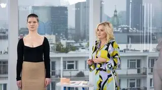 Włóż bluzkę z głębokim dekoltem i nie przejmuj się wystającym stanikiem