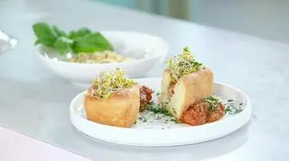 "Hot-dog" z maślanego brioche z prażonym bekonem, serem mozzarella i i domowej roboty sosem pomidorowym