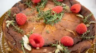 Sernik z tymiankiem i malinami